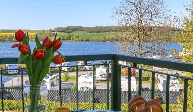 Design-Ferienwohnung direkt am Möhnesee - mit Seeblick, Balkon, Pool und Sauna