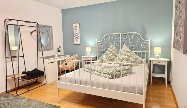 Doppelzimmer in Privathaus II geteiltes Bad & Küche I mit dem Zug 4 min bis zum HBF
