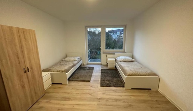 Doppelzimmer in einer Dreizimmerwohnung mit Bad und Küche
