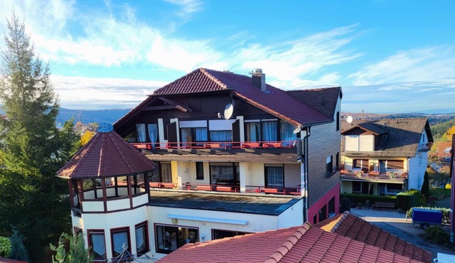 Doppelzimmer Landhotel Schönblick mit Balkon und Weiter Blick ins Grüne 06
