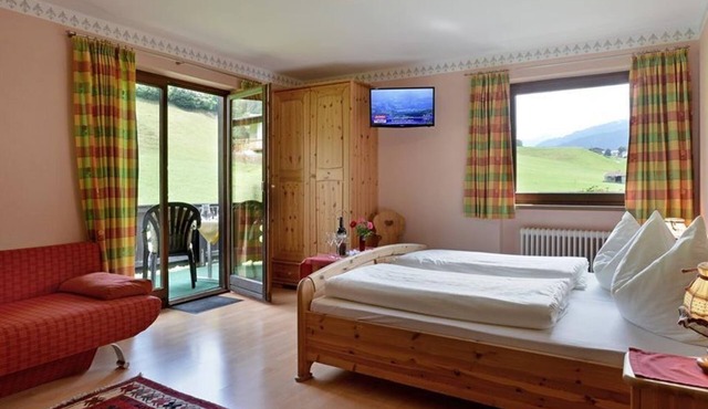 Doppelzimmer + Schlafcouch mit Dusche, WC - Gästehaus - Pension Hölzl