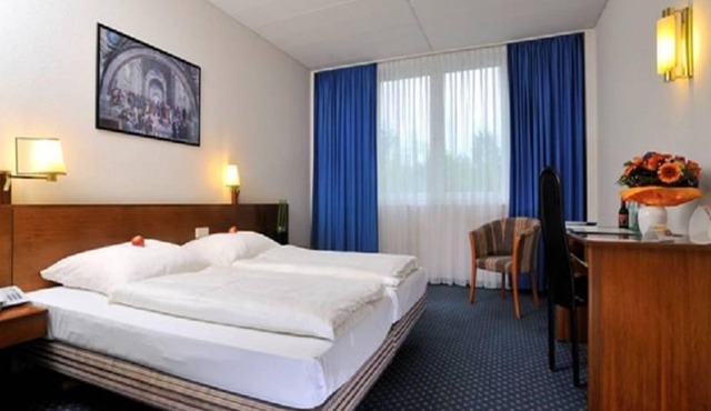 Double room with extra bed, shower or bath, WC - Quick Hotel Dresden West