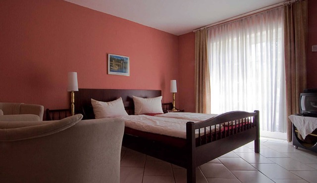 Double room with shower and toilet - Bed & Breakfast in Kippenheim R. Müller