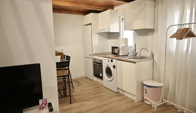 Encantador Estudio con Cama en Mezanine y Patio Compartido MPE35E