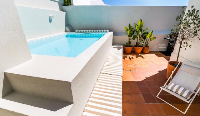 Entire Home with Private Pool near Beach and Lisbon