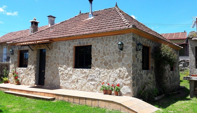 Entire house with fenced property, garden, and barbecue. August 1–7 110€/noche