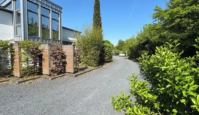 Exclusive architect-designed house: pool & private driveway