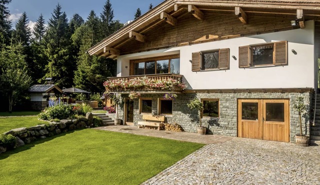 Exclusive chalet with sauna, hot tub, pizza oven and barbecue hut