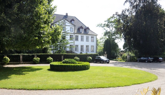 Family-friendly apartment in historic countryside manor estate (18th Century)
