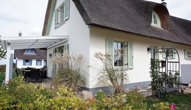 Family friendly thatched cottage with 2 bedrooms, fireplace, trampoline & football goal