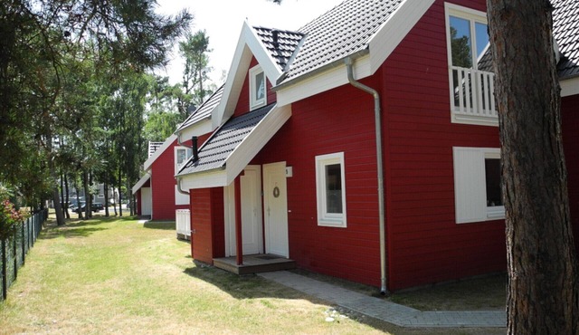 Felilotte Vacation Home in Glowe. Spacious patio with lounge chairs and an electric grill. Pure relaxation in the infrared sauna. Cozy living area with Apple TV and a fireplace. Dogs are welcome