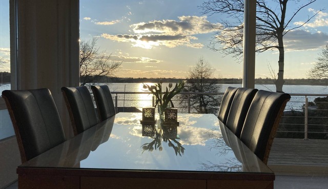 Ferienh.,Max. 6 Pers. right on the lake and 3 km from the beach. Perfect location. WLAN Conne.