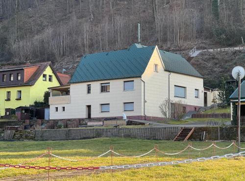 Ferienhaus am Elberadweg mit Sauna & Kamin - Natur, Erholung & S-Bahn-Anbindung - Saxon Oase