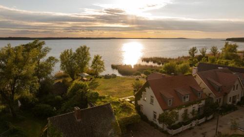 Ferienhaus Peeneblick - exklusives Traumhaus in Direktlage am Wasser mit Bootssteg und Aussensauna