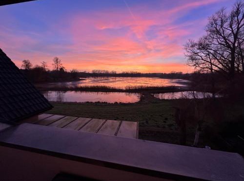 Ferienwohnung am See mit Balkon & Seeblick nahe Lübeck & Ostsee