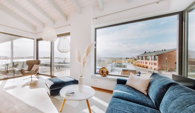 FISCHER:IN Vacation Rental in Ummanz. Panoramic sauna with a stunning view of the water. Spacious sun deck for relaxing vacation moments. The ultimate in sleeping comfort with box-spring beds. Insect Screen