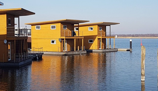 Floating Houses - Komfortable Schwimmende Ferienhäuser im Krösliner Yachthafen