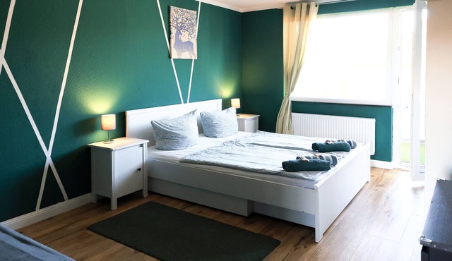 - Forest Retreat Deluxe-2 Bedroom Apartment with TV & Netflix - King Size Beds -
