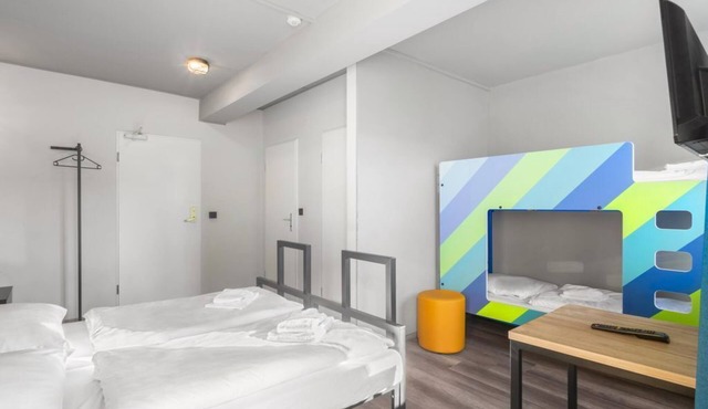 Four-bed room, shower, WC - a&o Dresden Hauptbahnhof