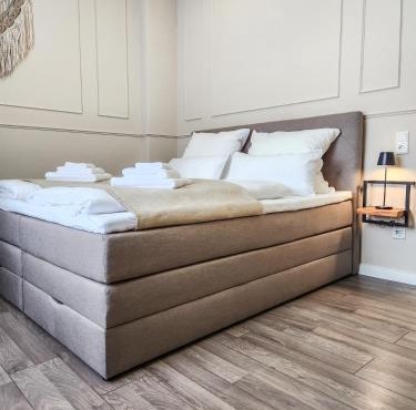 GELI Homes L1 - 2x Zimmer, 2x Kingsize Bett, 1 bis 4 Personen, Parkplatz, TV, Wifi, top Küche, Kaffee, Tee