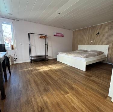 Gemütliches City-Apartment mit Kitchenette & Café im Haus