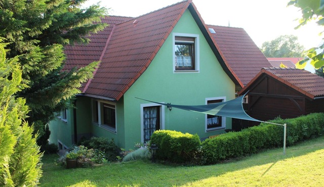 Geräumige Ferienwohnung mit Terrasse, in günstiger zentraler Lage in der Oberla by Interhome