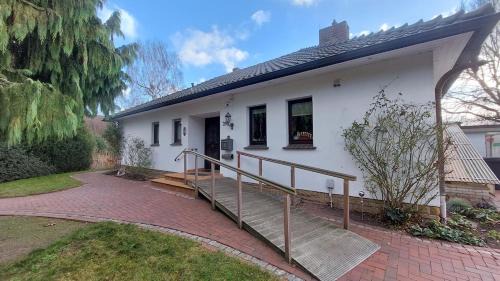Großer Bungalow mit eigenem See und Insel