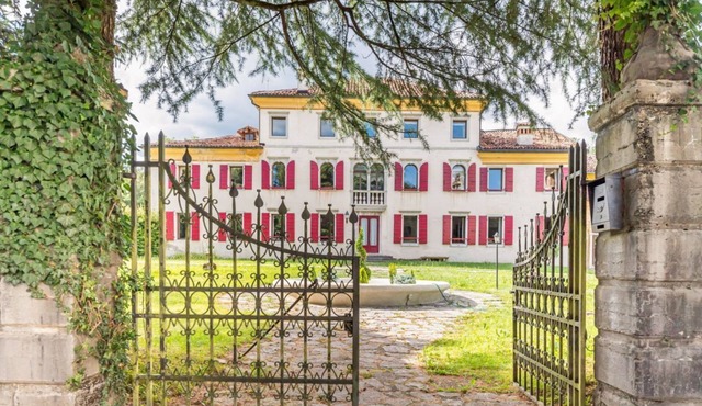 GuestHost - Elegant 350 sqm apartment for 6 people, located on two levels of a historic 18th century villa. The villa, with fine furnishings and frescoed galleries, will enchant you with its rooms, where history and comfort blend to give you an unforgett