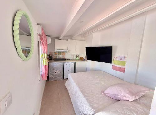 Habitación con baño y cocina