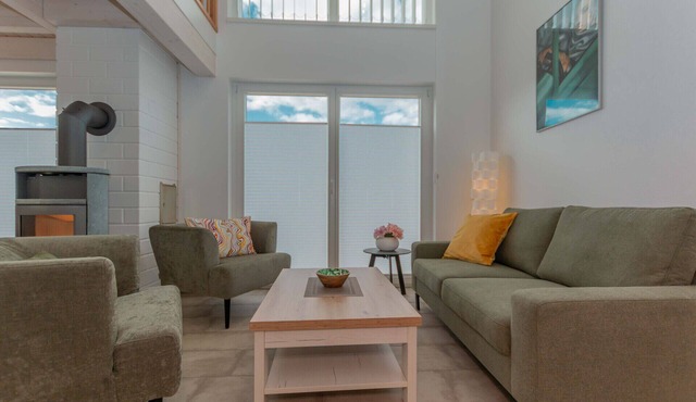 Hanna Vacation Home, modernly furnished, with 86 m² of living space spread over 2 floors in Nordhorn. Luxurious living with a sauna, hot tub, fireplace, washer-dryer, and heated floors; pets welcome