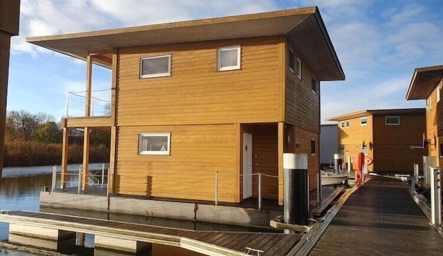 Hausboot in Kroeslin am Bodden