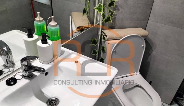 Hello! We are R2R Real Estate Consulting.For anything you need, please don't hesitate to contact us. We offer special rates for long stays.Bright and spacious apartment in Oviedo, ideal for families or groups. With 4 bedrooms, 2 full bathrooms, Wi-Fi, an