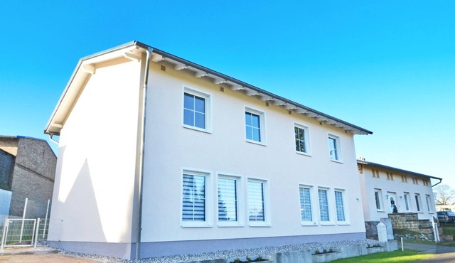 High-quality furnished DHH in a quiet location, with terrace, WiFi and parking space.