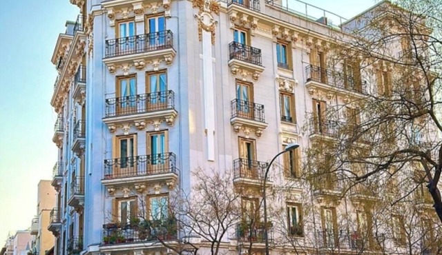 Historic Madrid Center, Cozy 2-bedroom w LIFT, Kitchen, AC, EZ Self Check In!