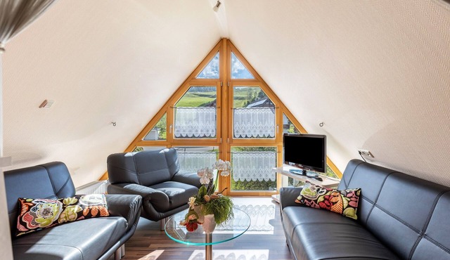 Holiday Apartment "Dachspitz - Junges Wohnen" with Shared Garden & Wi-Fi