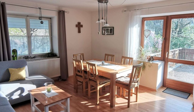 Holiday Apartment 'Knechtskammer' with 30m² Balcony, Shared Garden and Wi-Fi