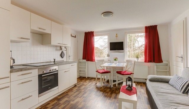 Holiday Apartment 'Kapitänsferienhaus Romantik' with Shared Terrace & Wi-Fi