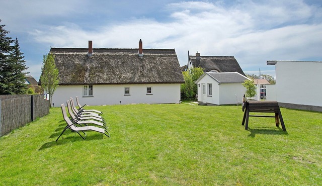 Holiday Apartment 'Reetferienhaus Lütt' with Shared Terrace & Wi-Fi