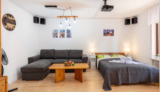 Holiday Apartment 'Zwergenbau' with Shared Garden, Balcony and Wi-Fi