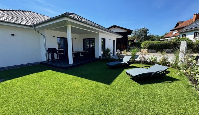 Holiday Home 'Ferienhaus Lencer' with EV Charging, Private Garden, and Wi-Fi