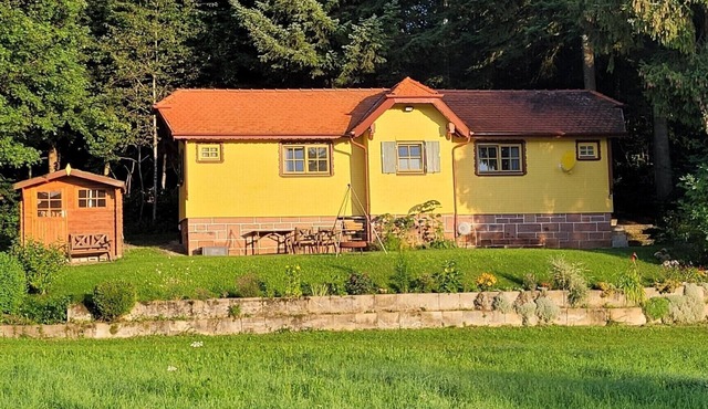 Holiday Home 'Bienenhaus' with Private Terrace, Private Garden and Wi-Fi