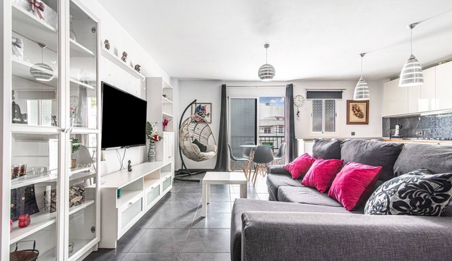 Holiday Home 'Bright' with Mountain View, Balcony and Wi-Fi