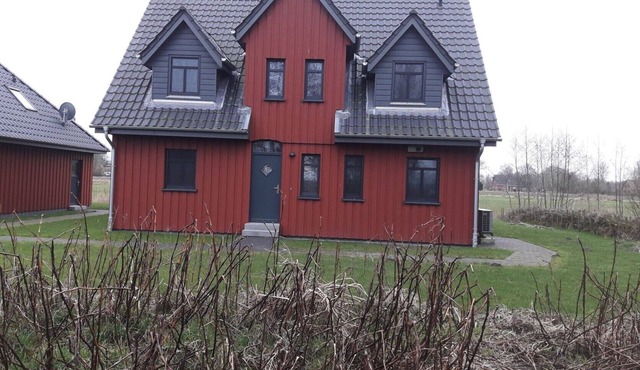 Holiday Home 'Dat Rode Huus' with Private Terrace, Private Garden and Wi-Fi
