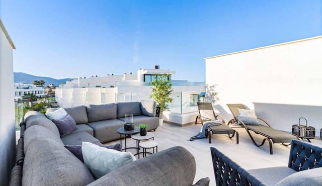 Holiday Home 'Fantastic Townhouse Near The Beach' with Sea View, Wi-Fi and Air Conditioning