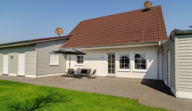 Holiday Home 'Ferienhaus Wiesmoor' with Private Terrace, Private Garden and Wi-Fi