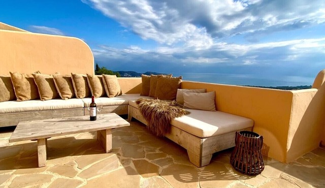 Holiday Home 'La Bohéme' with Sea View, Shared Pool and Wi-Fi