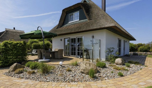 Holiday Home 'Villa Sorgenfrei' with Lake View, Private Terrace and Wi-Fi