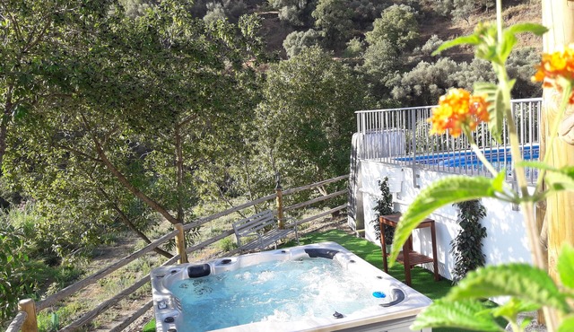 Holiday house with private pool, jacuzzi and wifi, in an intimate area