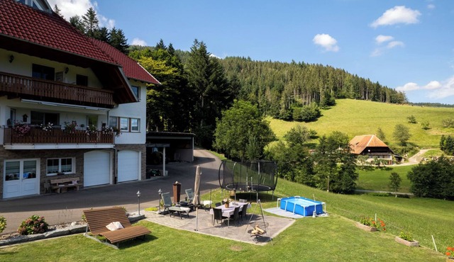 Holidays on the Oberhubhof, overlooking the valley and the playground.
