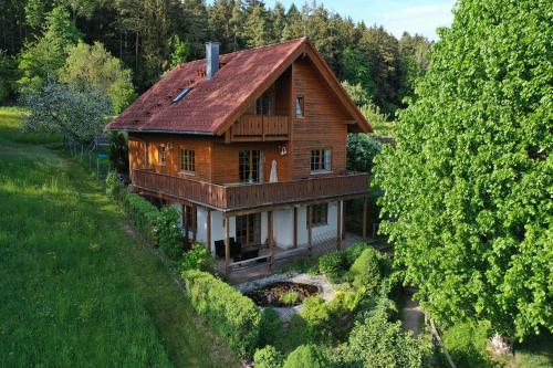 Holz-Ferienhaus Oberbrändi: Kachelofen, Sauna, WLAN, am Wald